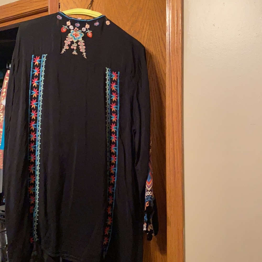 JOHNNY WAS FLORAL EMBROIDERED TOP - Picture 2 of 4